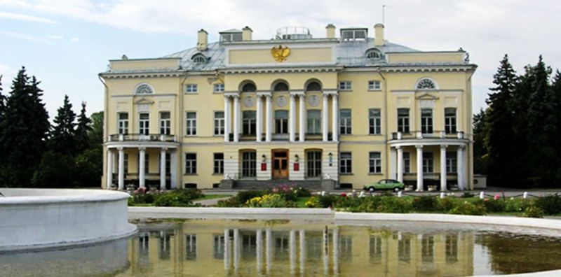 В 1724  году 8 февраля в России была учреждена Академия наук.