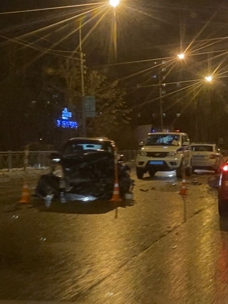 По информации очевидцев, размещенной в сообществе «ЧП 53 Великий Новгород.Новости», за рулём «Сузуки» находилась женщина, сбежавшая с места ДТП