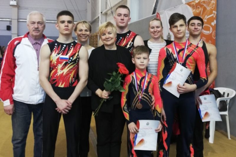 Акробаты Новгородской области завоевали девять комплектов наград.
