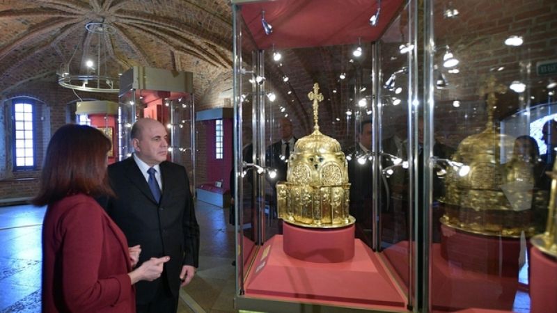В Грановитой палате премьер осмотрел экспозицию «Золотая кладовая».