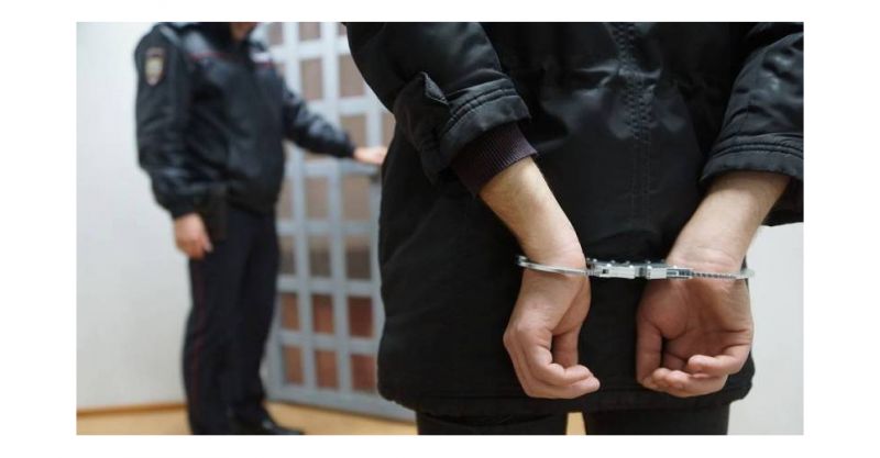 Находясь в здании отдела МВД России «Старорусский», обвиняемый освободился из наручников и совершил побег