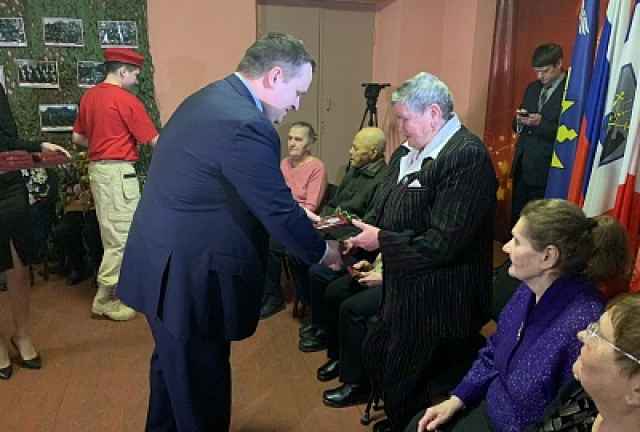 Губернатор вручил ветеранам юбилейные медали к 75-летию Победы в Великой Отечественной войне.