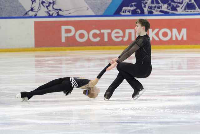 В программе состязаний были одиночное и парное катание, танцы на льду.