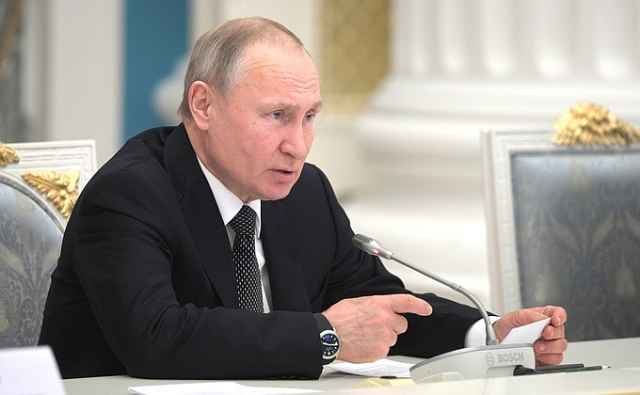 Сегодня Владимир Путин провёл очередную встречу с рабочей группой по подготовке предложений о внесении поправок в Конституцию РФ.