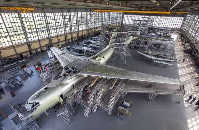Андрей Никитин и Юрий Борисов обсудили перспективы развития 123-го авиационного ремонтного завода в Старой Руссе.