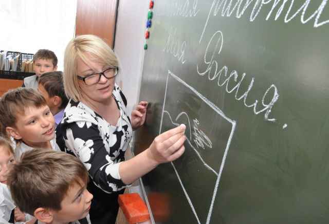 Участники проекта «Земский учитель» получают единовременно выплату в 1 млн рублей и обязуются отработать в школах сел и малых городов пять лет.