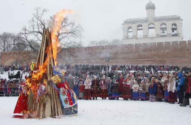Церемония сожжения масленичного чучела пройдет на Софийской набережной с 16.00 до 16.30.