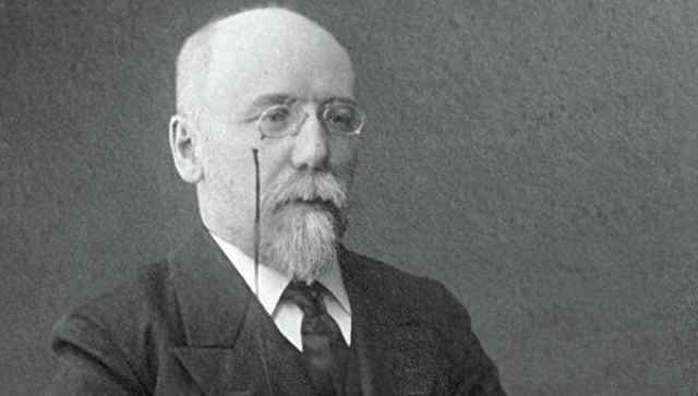 Фёдор Сологуб жил и работал учителем математики в Крестцах на протяжении трёх лет с 1882 по 1885 годы.