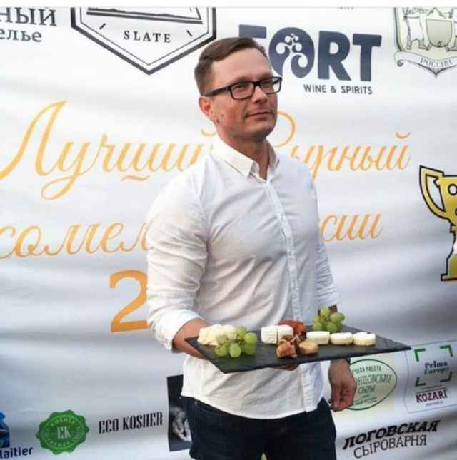 Сергей Борцов, помимо стандартной продажи сыров, проводит мастер-классы по сырам, дегустации и авторскую игру «Сырная Мафия».
