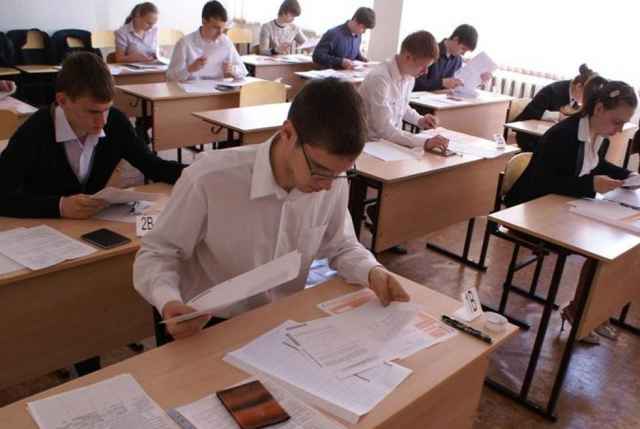 Для получения аттестата выпускники 9 классов должны сдать четыре экзамена: два обязательных — по русскому языку и математике, и два - по выбору