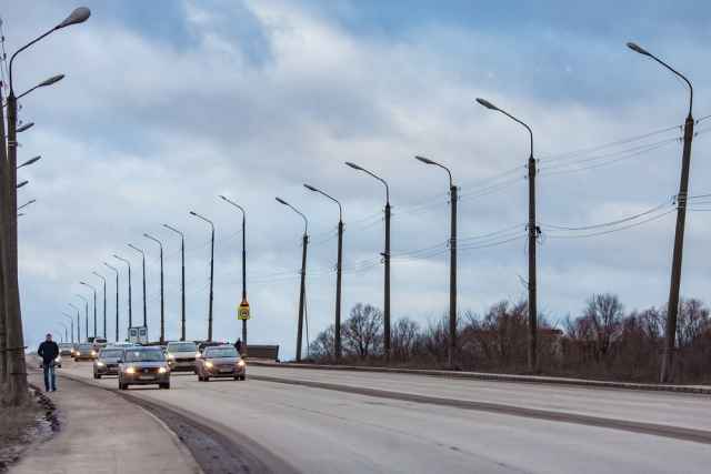 Движение на Колмовском мосту будет разрешено по одной полосе.