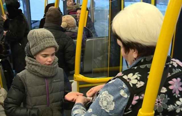 Регулярно происходят случаи, когда детей, у которых нет денег оплатить проезд, кондукторы высаживают из автобусов. Предложенный законопроект  запрещает  это  делать.