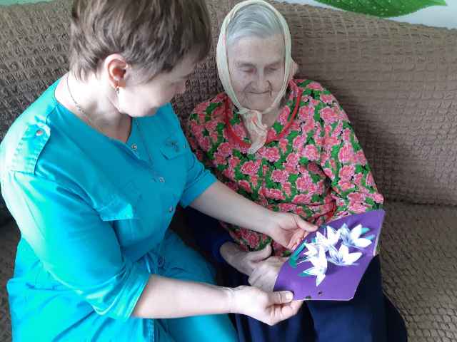 волонтеры из Волгограда  пишут письма адресно, обращаясь по имени отчеству к каждой бабушке и каждому дедушке