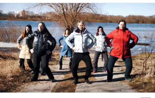 на берегу Волхова в Антонове новгородские волонтеры не только танцевали, но и собирали, а потом грамотно утилизировали вторсырьё