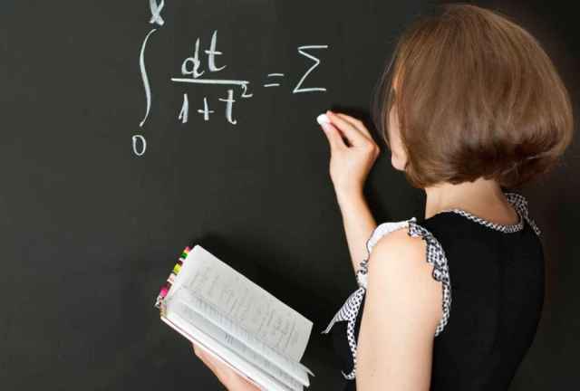 Доплаты за классное руководство школьные педагоги начнут получать  в следующем учебном году