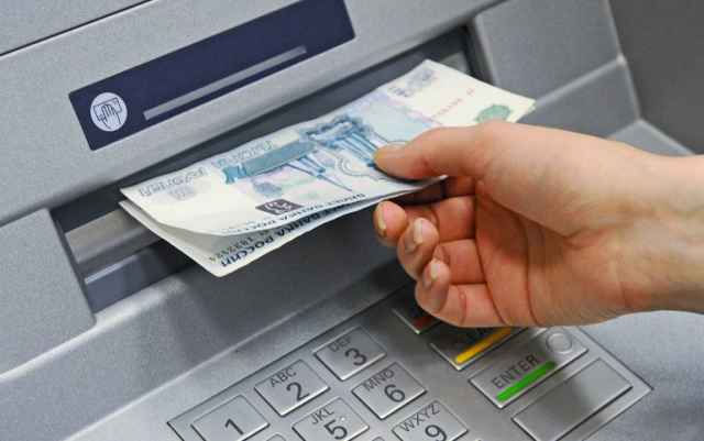 Всего за российскими банками числится 195 тысяч банкоматов, из них в режиме рециркуляции работают около 25%.