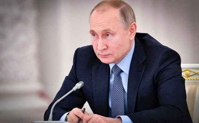 Накануне Путин побывал в инфекционной больнице в Коммунарке и провел два совещания, посвященных проблемам, связанным с коронавирусом.