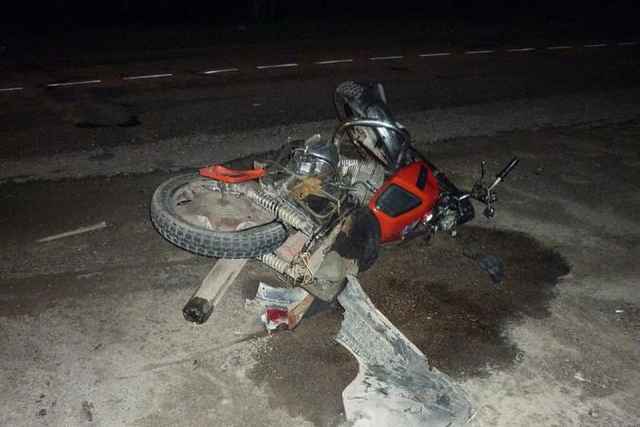 Юноша, управляя мотоциклом «ИЖ Планета-5», не выбрал безопасную для движения скорость, мотоцикл опрокинулся на проезжей части.