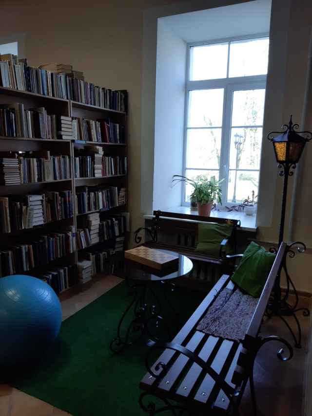 К своему юбилею библиотека сделала для вас подарок - уютную лаундж-зону. Она разместилась на первом этаже в одной из комнат так любимого вами отдела абонемента