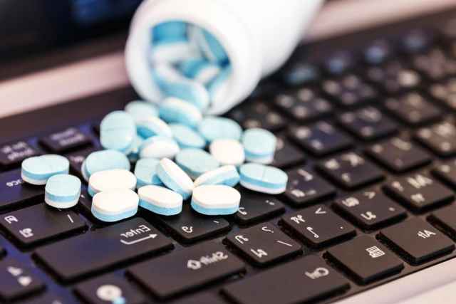 Депутаты Государственной думы дали правительству страны право ввести онлайн-продажу рецептурных лекарств в условиях ЧС.