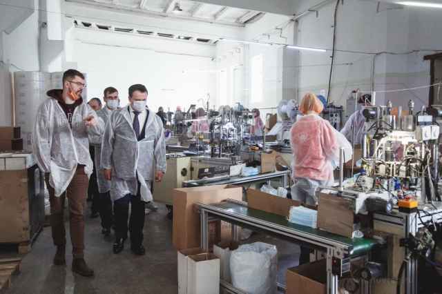 Завод укомплектован современным оборудованием, на котором производятся изделия из современного композитного материала на основе нетканых полипропиленовых волокон