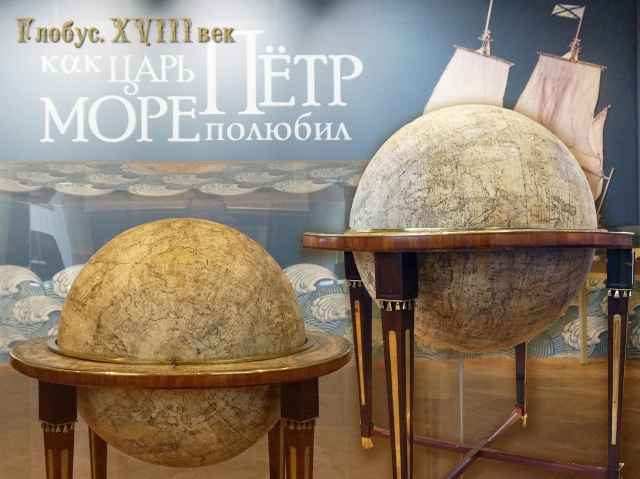 Первый виртуальный визит на выставку был посвящён одному из самых эффектных экспонатов — глобусу XVIII века из фондов Новгородского музея-заповедника