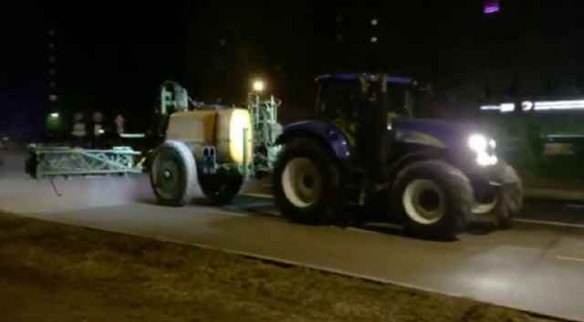 Сегодня ночью на территории областного центра исполнители муниципальных контрактов по уборке города провели масштабную дезинфекцию дорог.