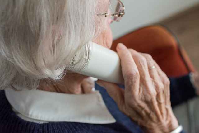 Домашняя телефония важна пожилым людям, которые не пользуются онлайн-платежами, сказал глава "Ростелекома"