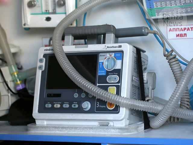 Пациент с коронавирусом, находящийся в инфекционной больнице, подключен к аппарату ИВЛ.