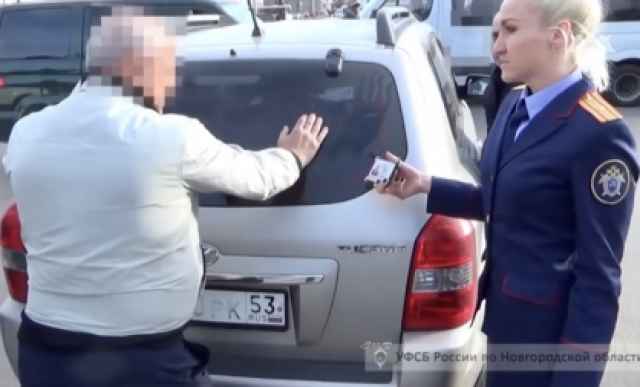 Мужчина был задержан сотрудниками УФСБ России по Новгородской области сразу после передачи денег