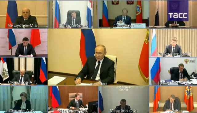 Владимир Путин в режиме видеоконференции проводит совещание по борьбе с коронавирусом с главами регионов.