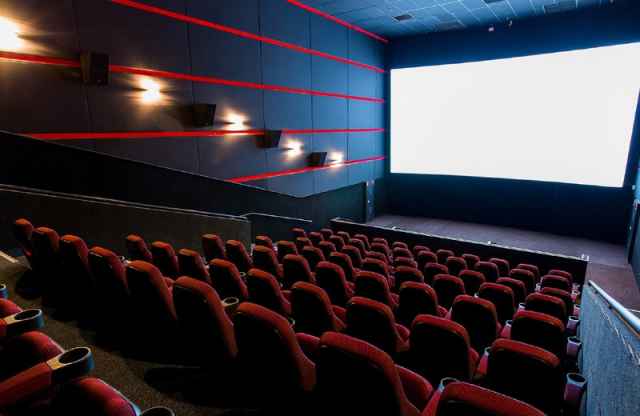 Сфера кинопоказа несет существенные потери в связи с падением сборов кинотеатров, вызванных сокращением зрителей.