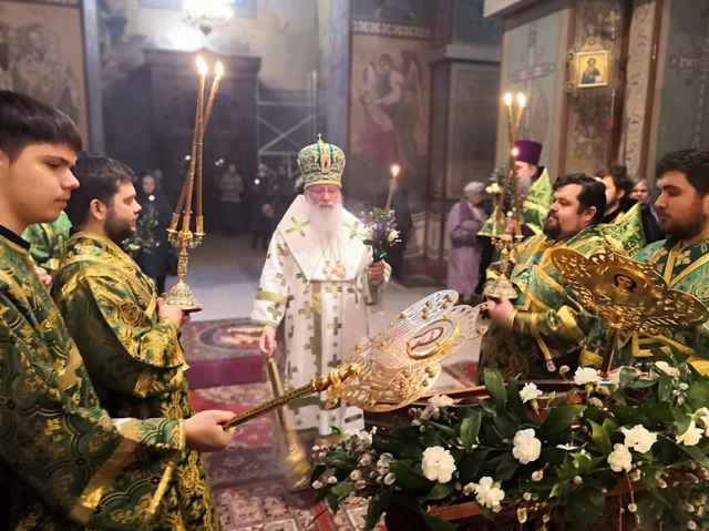 Вчера, 11 апреля, в канун праздника митрополит Лев совершил всенощное бдение в Софийском соборе.