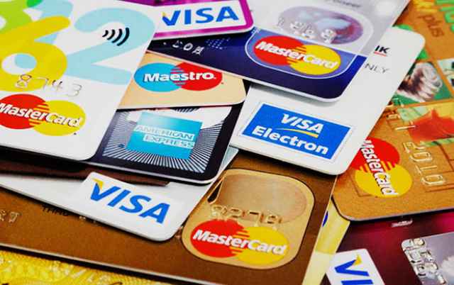 Банк России рекомендует кредитным организациям дать клиентам возможность использовать платежные карты без перевыпуска до 1 июля 2020 года.