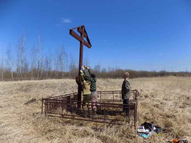 Крест восстановили специалисты Дома молодёжи посёлка Панковка.