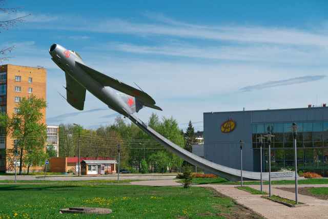 Памятник «Авиаторам Волховского фронта» в Великом Новгороде был открыт 29 октября 1985 года — в год 40-летия Победы