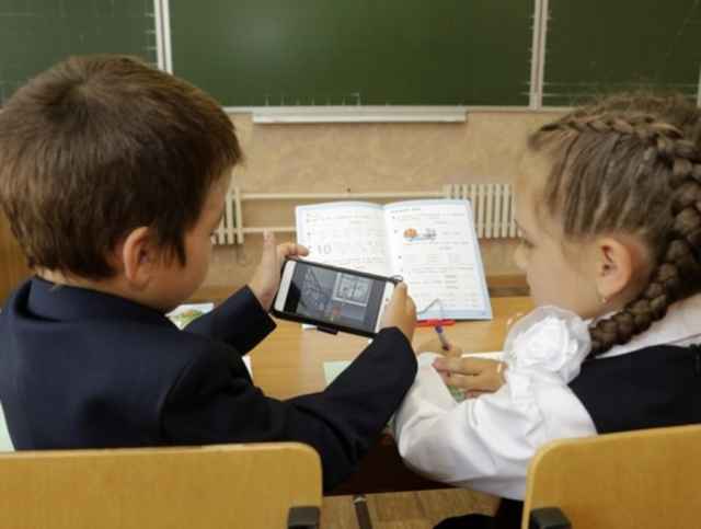 Новый проект СанПиН рекомендует педагогам ограничивать использование детьми на занятиях и переменах личных мобильных устройств.