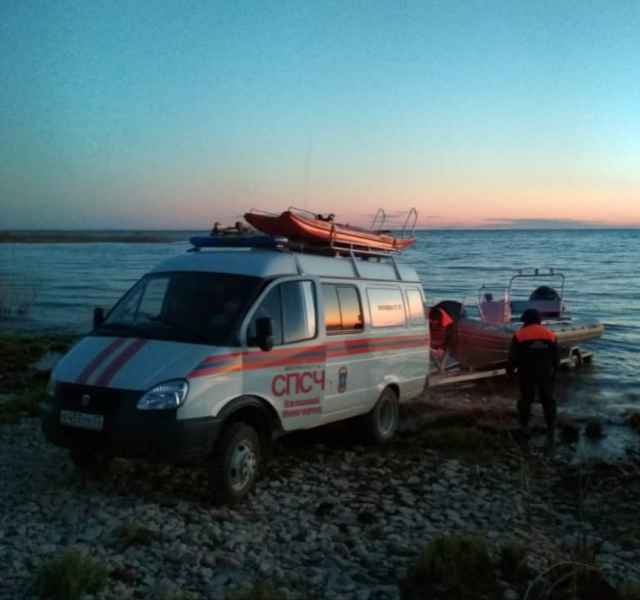 На место выехали спасатели новгородского поисково-спасательного отряда, ГИМС, специализированной пожарно-спасательной части