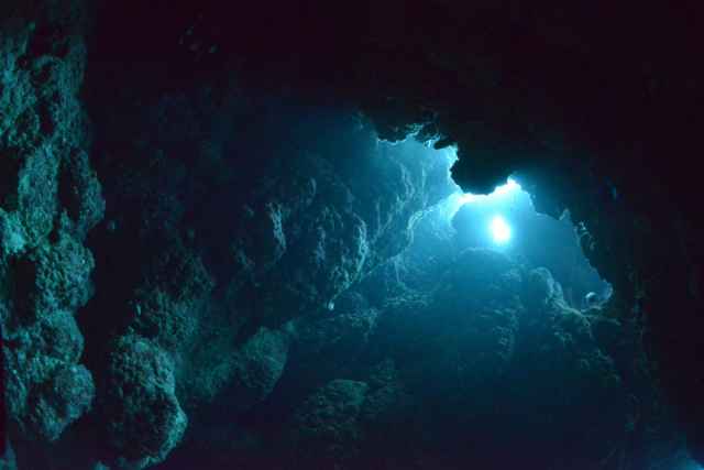 Марианская впадина - океанический глубоководный жёлоб на западе Тихого океана, самый глубокий из известных на Земле