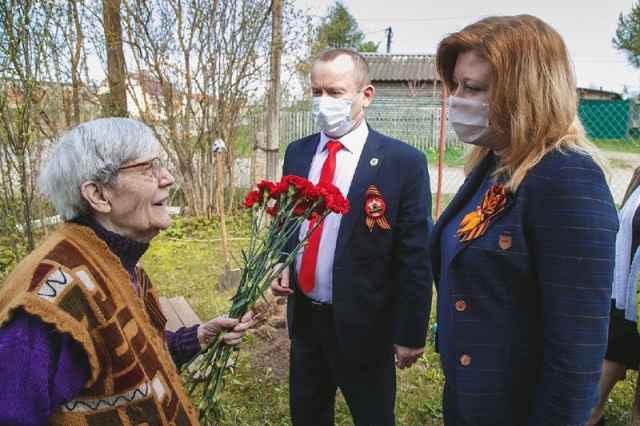 Вместе с главой Батецкого района Владимиром Ивановым Евгения Серебрякова посадила яблоню на приусадебном участке пенсионерки.
