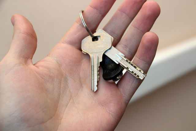 В настоящее время молодые люди получили ключи от квартир.
