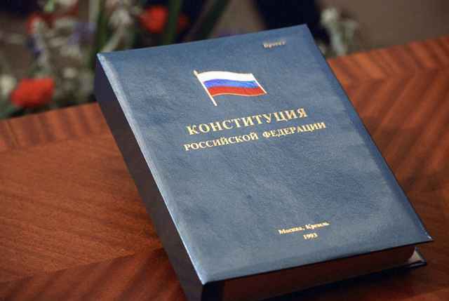 Общероссийское голосование по поправкам в конституцию было назначено на 22 апреля, но затем отложено из-за сложной эпидемиологической обстановки в стране
