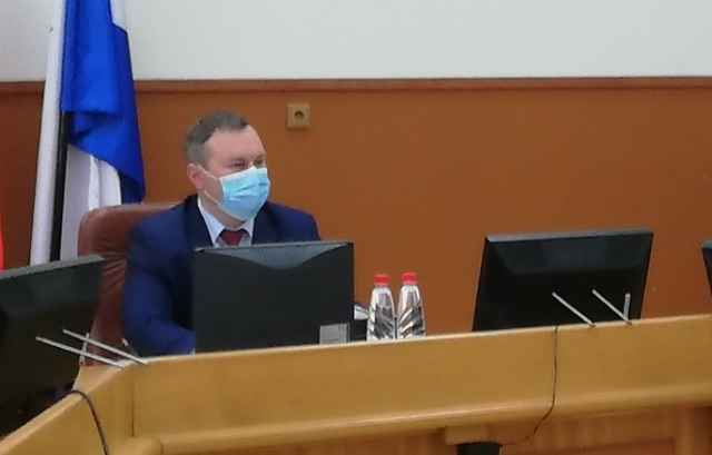 Городские власти будут шире информировать горожан о том, что защитные маски обязательны в общественных местах.