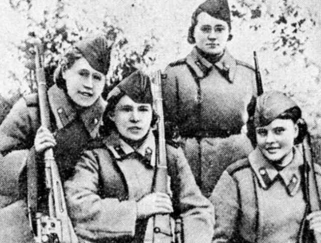 В новом томе издания «Солдаты Победы» восстановлена биография снайпера Северо-Западного фронта Лидии Гудованцевой (крайняя справа).