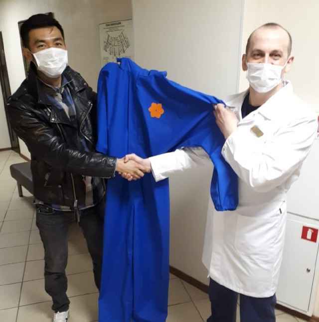 Медики НОКБ используют такие костюмы в приёмном покое больницы и в Региональном сосудистом центре при работе с больными.