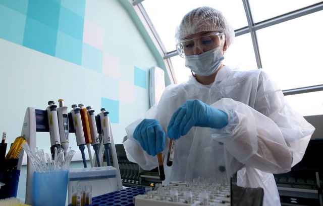 Массовое тестирование на антитела к коронавирусу было запущено 18 мая во всей сети медицинских офисов "Инвитро" на территории России, которых сейчас более 1,48 тыс