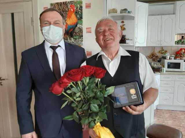 С юбилеем Анатолия Малякина поздравил мэр Великого Новгорода Сергей Бусурин.
