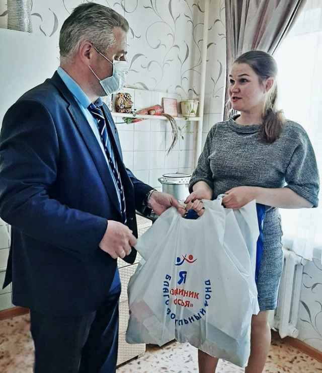 Сегодня помощь от фонда «Защитник счастья» была передана семье Екимовых.