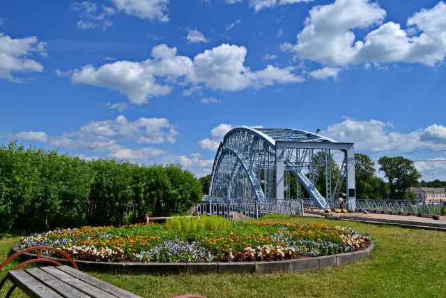 Боровичи расположены на реке Мста, в 170 км от Великого Новгорода, в 320 км от Санкт-Петербурга, в 430 км от Москвы, в 770 километрах от Нижнего Новгорода.