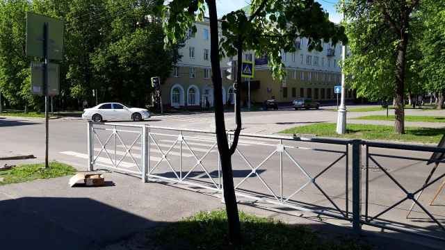 Заборы в городе появляются в рамках реализации в Великом Новгороде федеральной целевой программы «Повышение безопасности дорожного движения»
